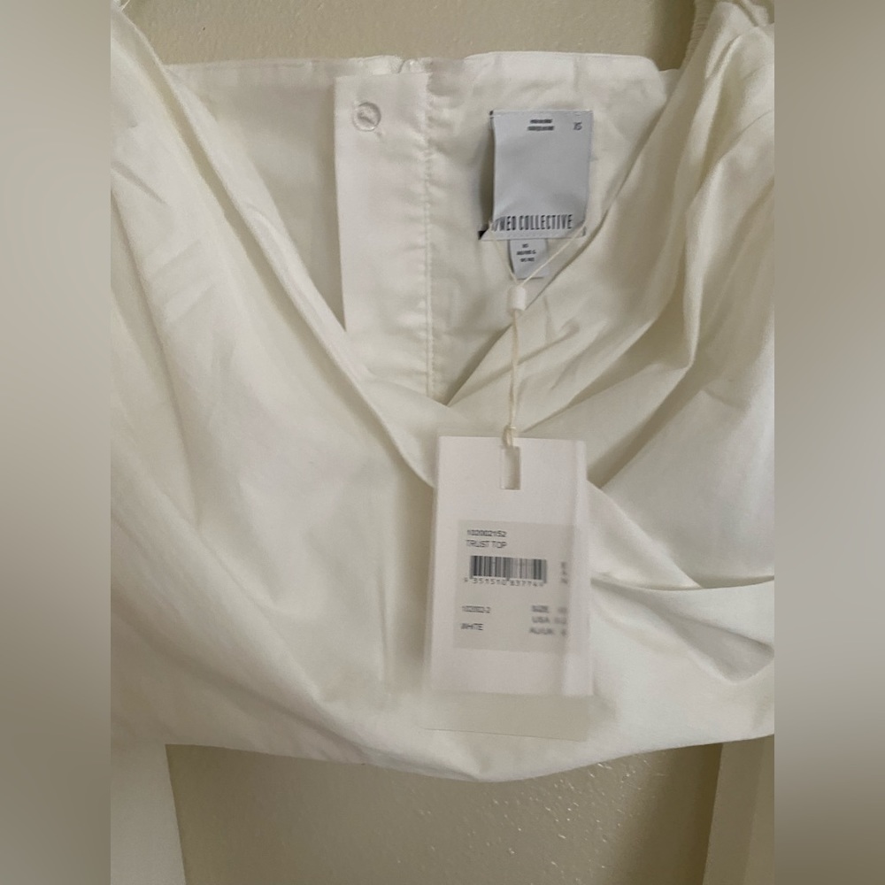 C/ Meo Collective - Wome’s Cropped Cross-Over Top - Size:Xs Color: White.